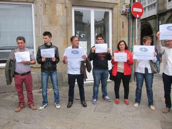 Cientos de personas se concentran en A Coruña y Santiago para protestar contra el cierre de 