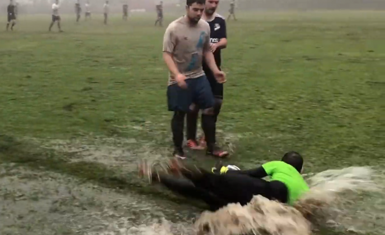 ​(VÍDEO) Así es un invernal domingo de fútbol en Galicia: barro, charcos, tormentas y goles