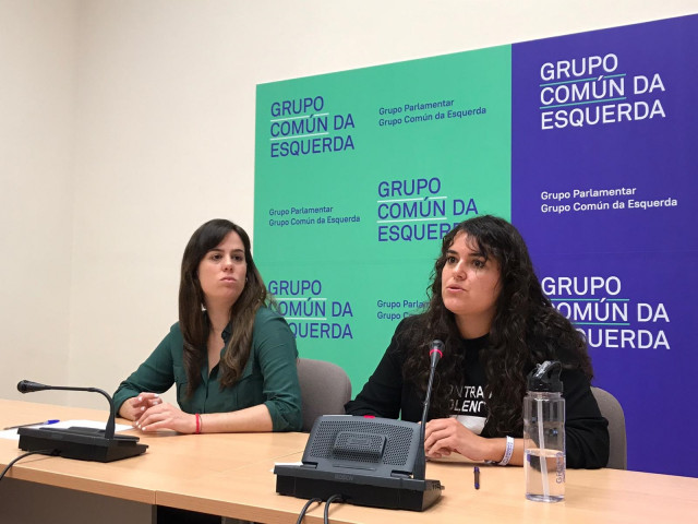 Luca Chao, del Grupo Común da Esquerda, habla en rueda de prensa acompañada de Paula Quinteiro