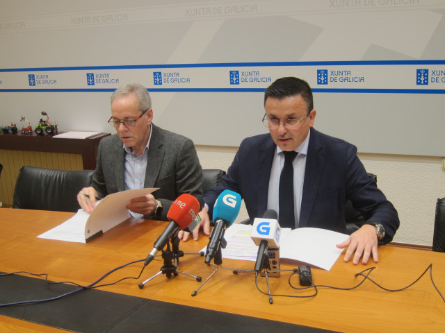 El director xeral de Gandaría, José Balseiros, y el conselleiro de Medio Rural, José González, en rueda de prensa