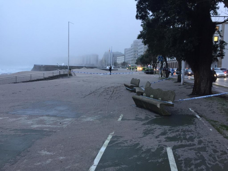 ​El temporal inunda el Paseo Marítimo de A Coruña y destroza coches y bancos de piedra