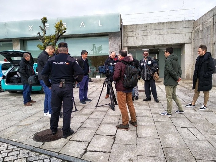 Policía impide unas declaraciones de sindicatos ante el registro de San Caetano