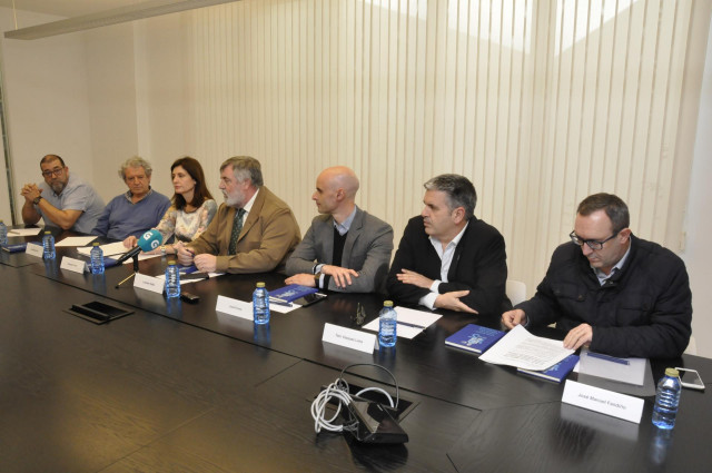 Rueda de prensa sobre espacios cardioprotegidos en la sede ene Santiago del Colegio de Médicos de A Coruña.