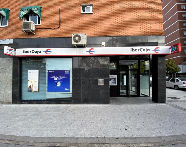 Exterior de una oficina de IberCaja en Madrid.