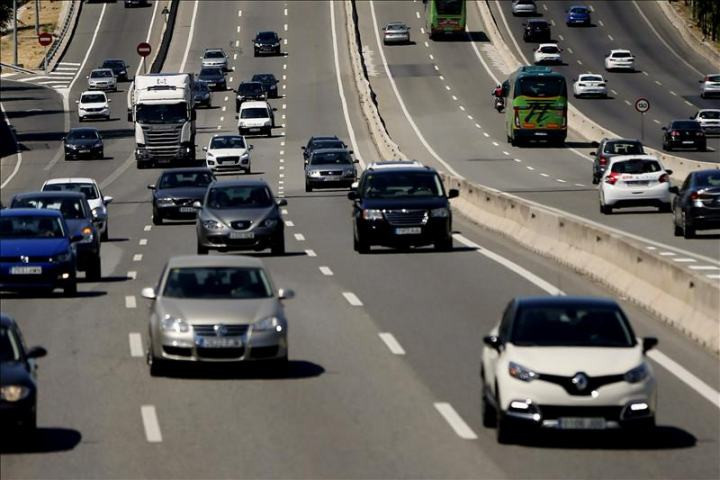 Arranca la operación retorno con atascos en Madrid, Barcelona y Sevilla