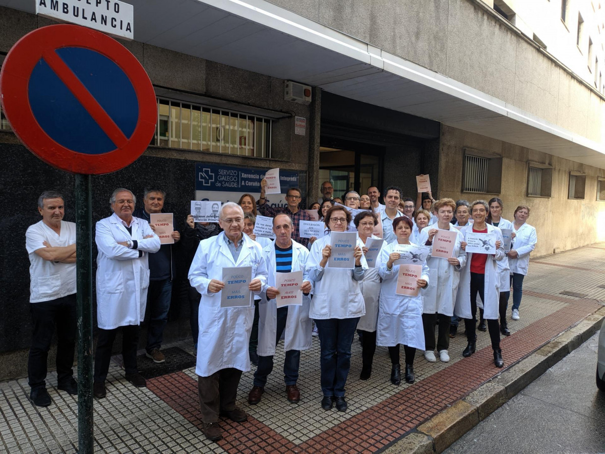 Peresonal de un centro de salud de A Coruña se concentra para reivindicar mejoras en Atención Primaria.