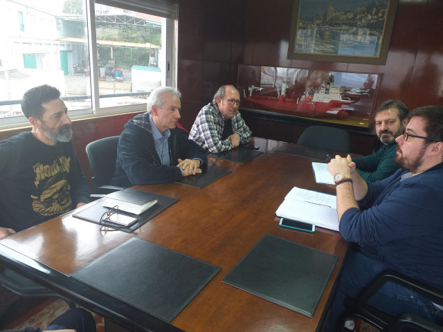 Reunión del comité del astillero Vulcano con el diputado del BNG, Luís Bará, y el concejal nacionalista, Xabier Pérez Igrexas.