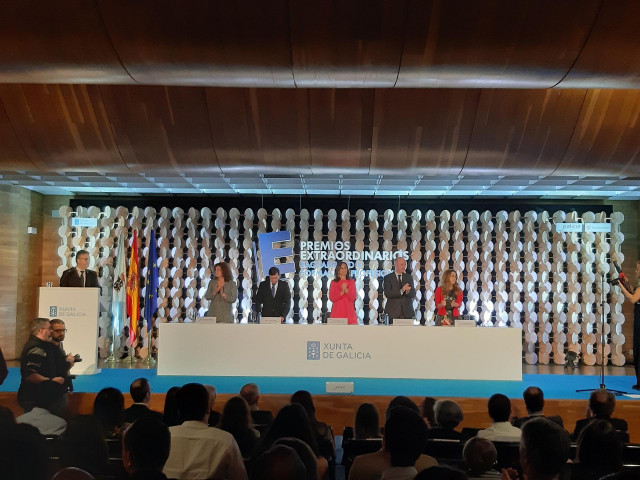 Entrega de los premios extraordinarios a estudiantes de bachillerato y Grado Superior de Formación Profesional presidida por la conselleira de Educación, Carmen Pomar, este viernes en Santiago