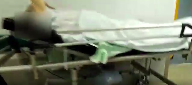 Paciente en camilla esperando en los pasillos del CHUS un du00eda despuu00e9s de la muerte denunciada en el Juzgado