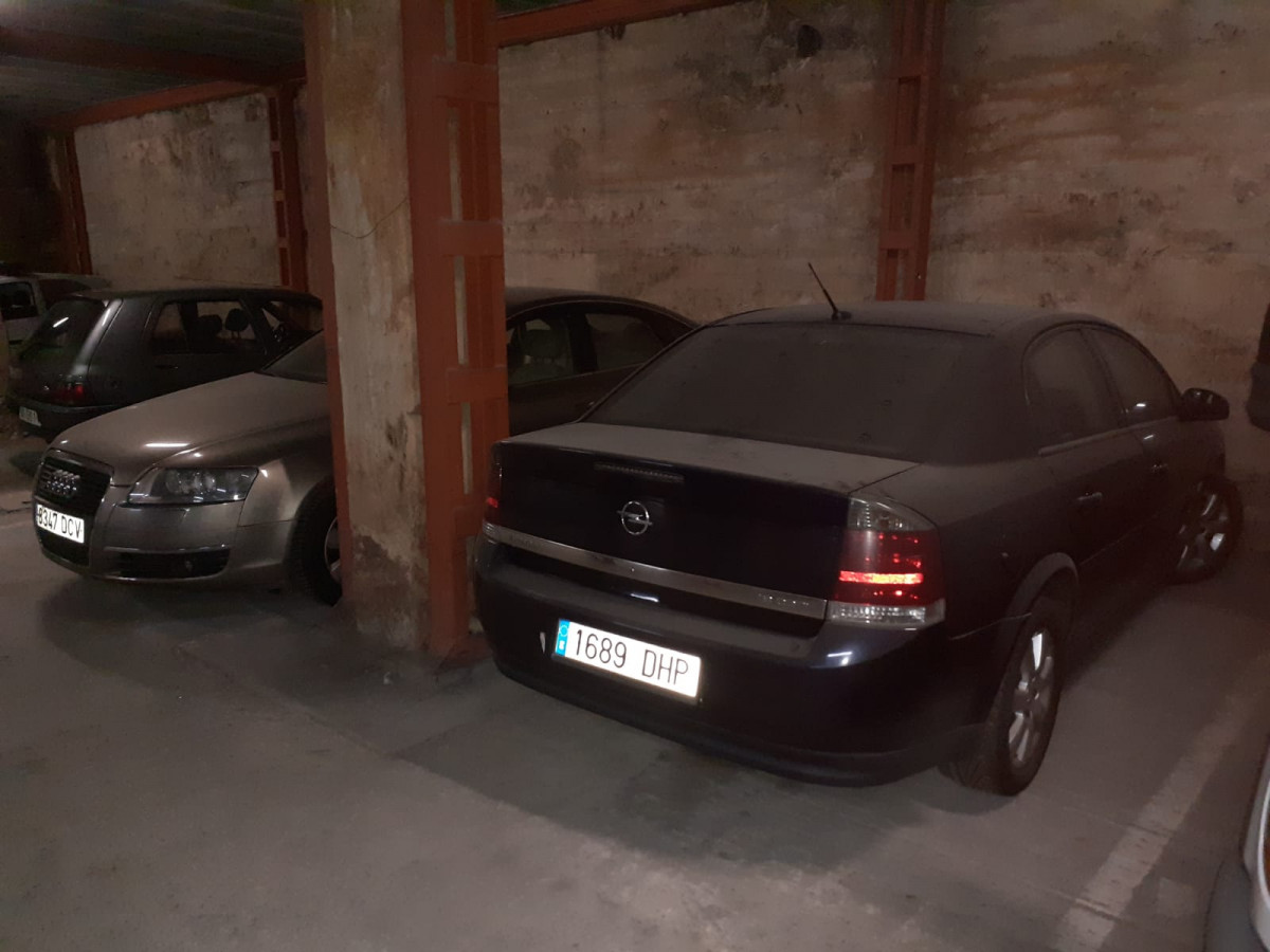 Coches oficiales del Concello de Ourense en un almacu00e9n en una foto remitida por el PSOE