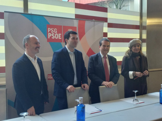 El candidato del PSdeG a la presidencia de la Xunta, Gonzalo Caballero, junto al alcalde de Vigo, Abel Caballero;  la presidenta de la Diputación de Pontevedra, Carmela Silva; y el delegado de Zona Franca en la ciudad, David Regades.