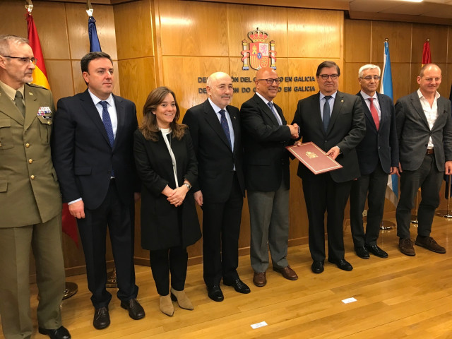 El secretario de Estado de Defensa,  Ángel Olivares y el director general de Infraestructuras del Ministerio, Emilio Muñoz, asisten a la firma de la cesión de la fábrica de armas a la UDC, en un acto con la presencia del rector, Julio Abalde