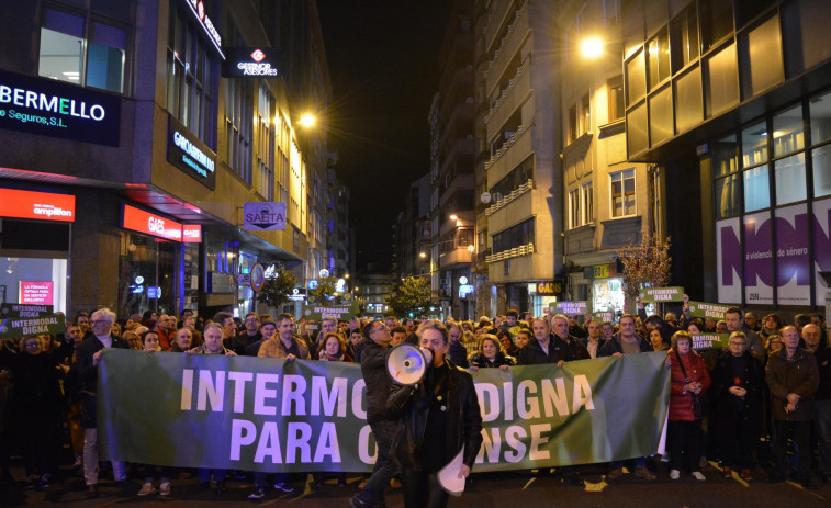 Cientos de personas salen a la calle para evitar que el AVE parta Ourense en dos (vídeo)
