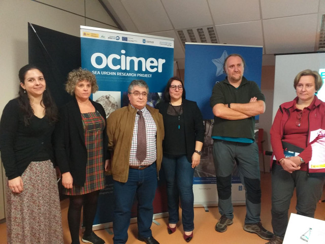 El director de la Estación de Ciencias Marinas de Toralla, José Manuel García (en el centro con corbata) y otros responsables del proyecto Ocimer para la repoblación de erizo marino, durante la presentación de la iniciativa.