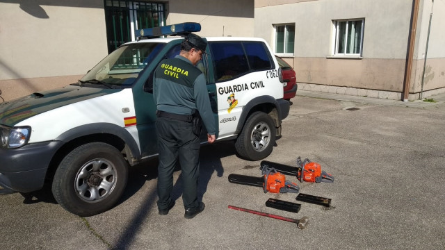 Efectos intervenidos a dos detenidos por robar en una ferretería en Gondomar (Pontevedra).