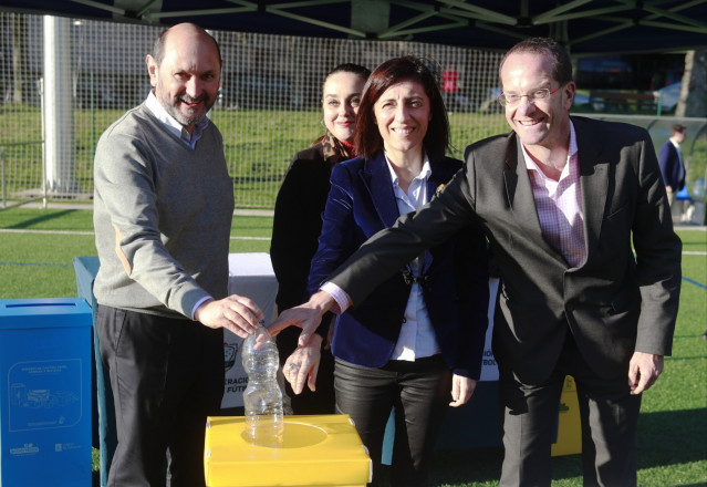 La conselleira de Medio Ambiente, Ángeles Vázquez, con los representantes de la Federación Galega de Fútbol y Ecoembes