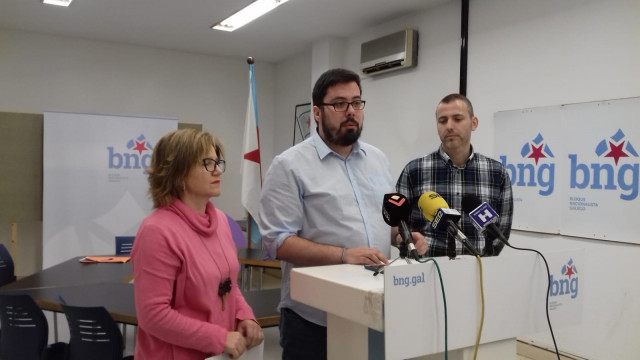 La diputada autonómica del BNG Montse Prado, el concejal de la formación en Vigo, Xabier P. Igrexas, y el responsable de la CIG en el sector de las ambulancias, Óscar Graña, en rueda de prensa