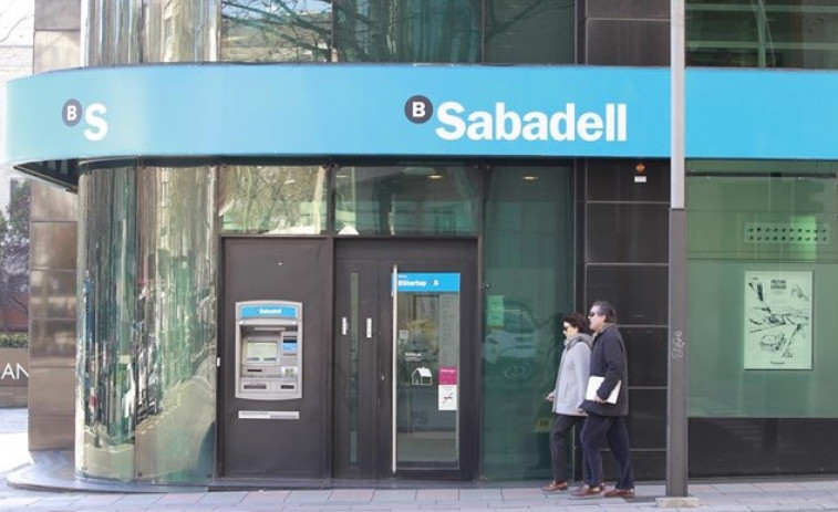 ​La fusión de Sabadell y BBVA podría provocar el cierre de un tercio de sus oficinas