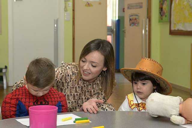 La conselleira de Política Social, Fabiola García, visita la escuela infantil de Elviña