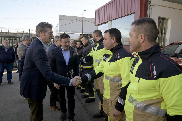 El vicepresidente de la Xunta, Alfonso Rueda, y el presidente de la Diputación de A Coruña, Valentín González Formoso, en el parque de bomberos de Carballo