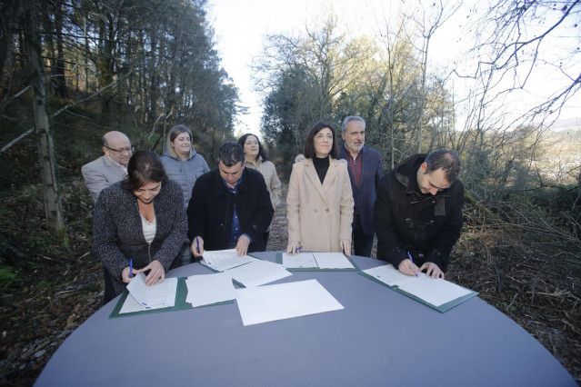 Firma del convenio para ejecutar la segunda fase del proyecto de Vía Verde de O Salnés.