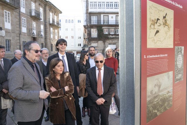 La alcaldesa, Inés Rey, en el descubrimiento de una placa conmemorativa del Trienio Liberal