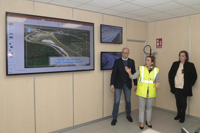 La conselleira de Infraestruturas, Ethel Vázquez,  explica el inicio de la información pública del proyecto de prolongación de la autovía de la Costa da Morte hasta la carretera de Camariñas