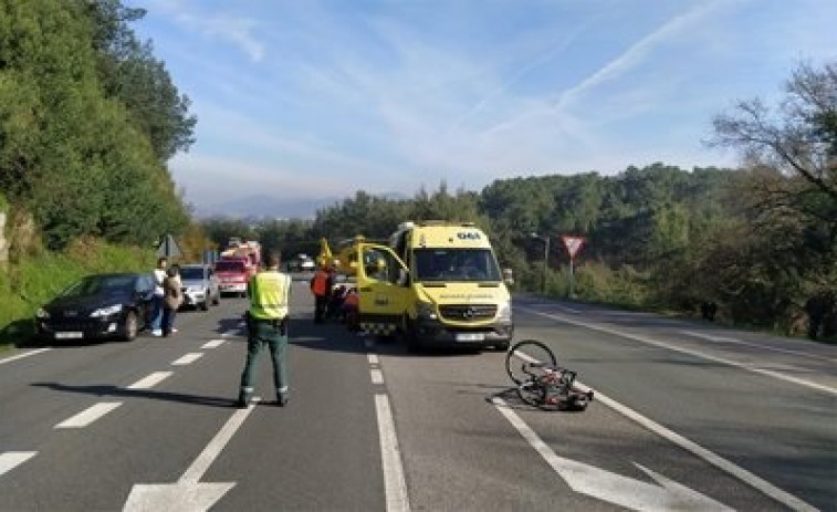 Ciclista de 61 años herido de gravedad al colisionar con una furgoneta en Valga