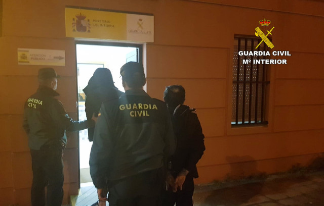 Vecinos de Cangas (Pontevedra) detenidos por la Guardia Civil como supuestos autores de varios robos en el municipio.