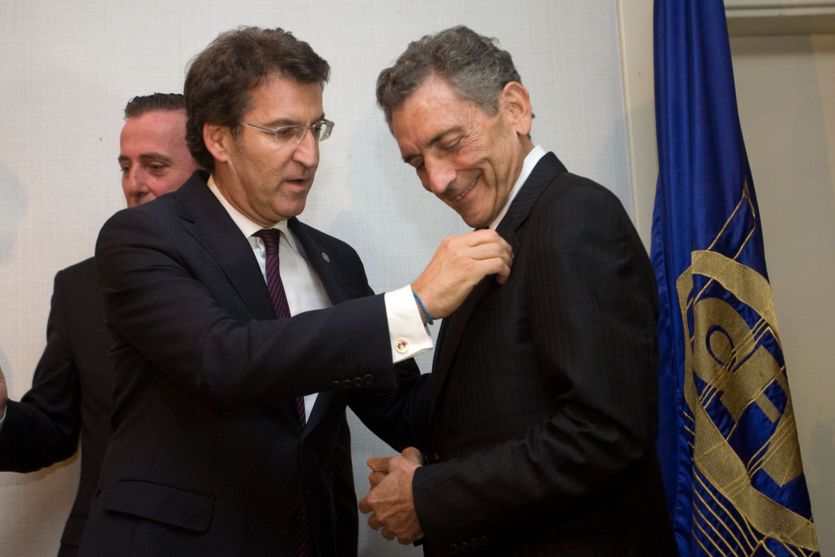 Feijóo entrega a Carlos Mouriño la medalla de oro de  loes empresarios vigueses en un pasado acto