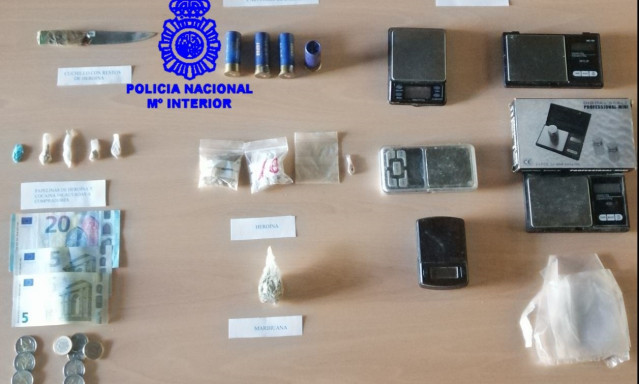 Efectos intervenidos a un detenido en Vigo por venta de heroína.