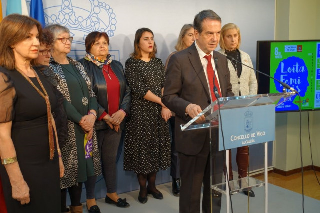 El alcalde, Abel Caballero, junto a integrantes del consello municipal da muller, durante la rueda de prensa