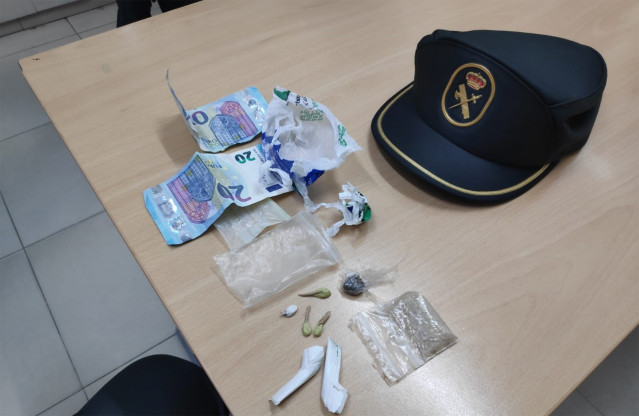 Material intervenido por la Guardia Civil a un detenido por tráfico de drogas en un control durqante los carnavales en Cangas,.