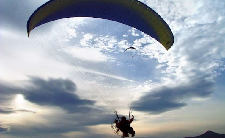 Un hombre resulta herido al caer del parapente que manejaba en Porto do Son