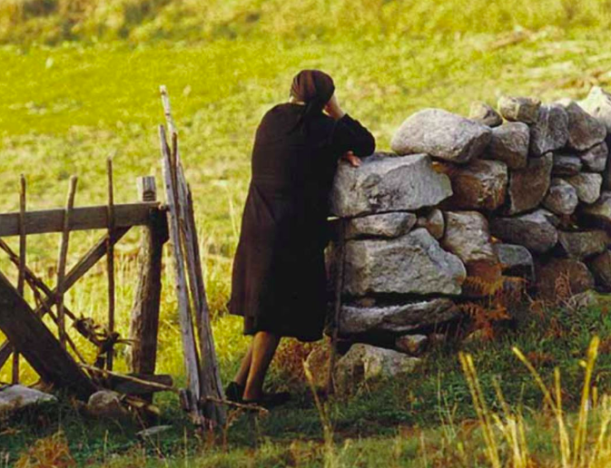Muller galega en Donón una fotografía de Iain Colquhoun en su libro Galicia Rural