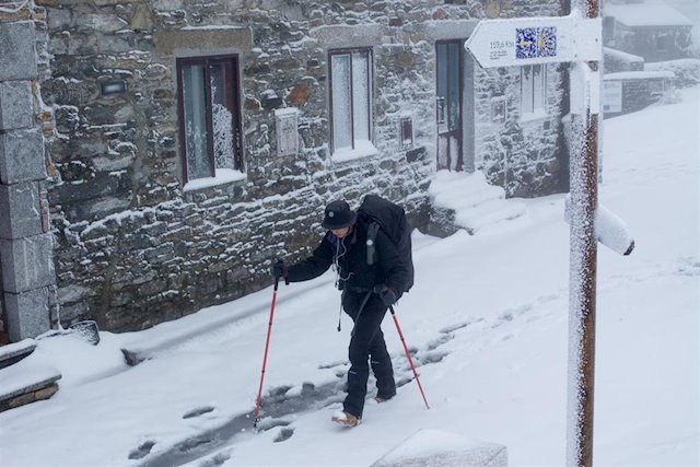 La Guardia Civil auxilia a unos peregrinos en medio de una nevada en Pedrafita