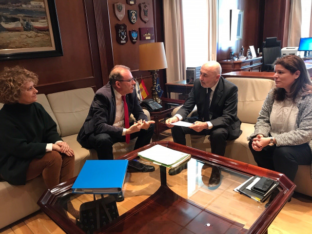 El delegado del Gobierno en Galicia, Javier Losada, en una reunión con el alcalde de Miño (A Coruña), Manuel Vázquez Faraldo