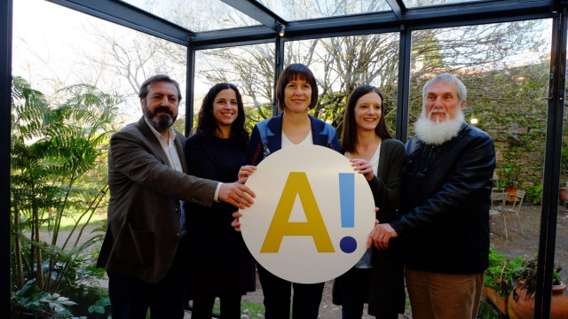 La candidata del BNG, Ana Pontón, junto con los cabeza de lista de Pontevedra, Luís Bará, Ourense, Noa Presas, Lugo,Olalla Rodil, y el número dos por A Coruña, Xosé Luís 'Mini' Rivas.