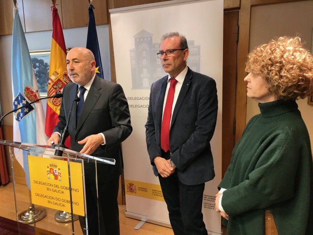 El delegado del Gobierno, Javier Losada, en una comparecencia ante los medios junto al alcalde de Miño, Manuel Vázquez Faraldo