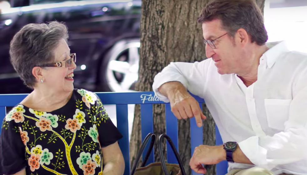 Feijoo sentado no seu banco electoral de Falamos