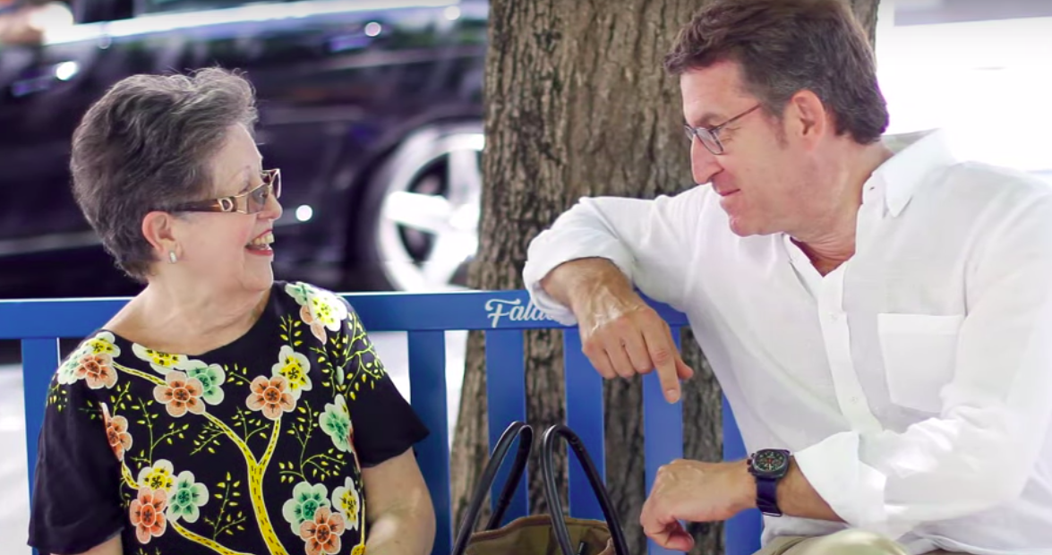 Feijoo sentado no seu banco electoral de Falamos