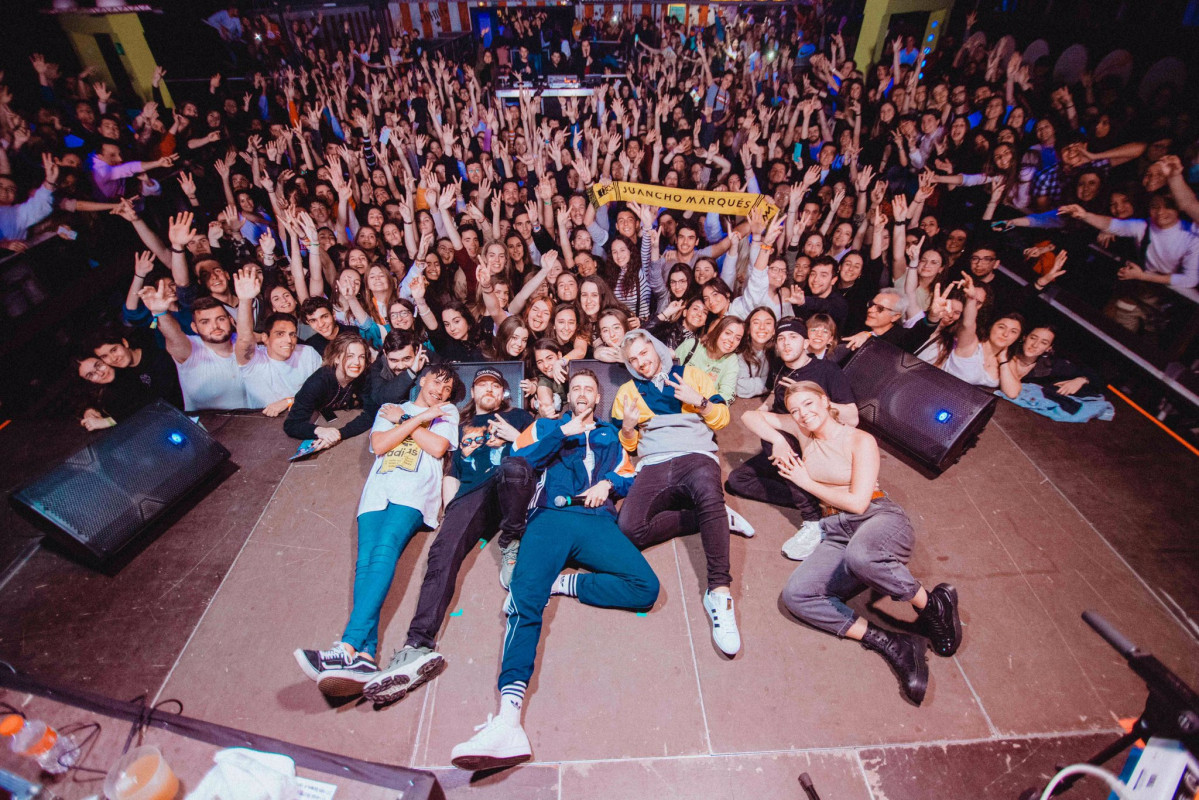 Juancho Marquu00e9s y su equipo en Valencia tras un concierto