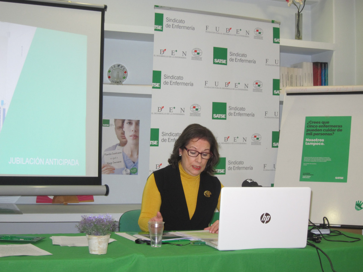 La secretaria general de Satse en Galicia, Carmen García Rivas, durante la rueda de prensa