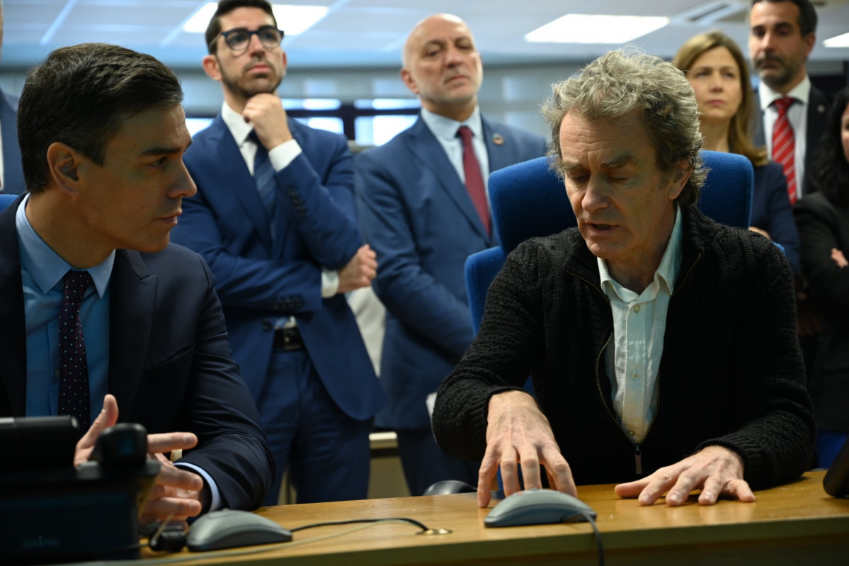 Sánchez con Simón, el experto que informa en el Ministerio de Sanidad sobre el Coronavirus, en una reunión hoy