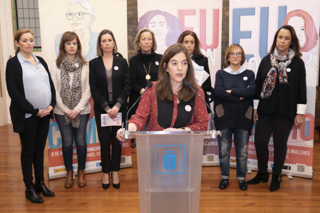 La alcaldesa de A Coruña, Inés Rey, junto a concejalas de la Corporación en la presentación de los actos del 8 de marzo