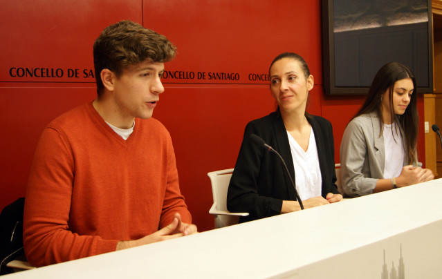 La concejala de Juventud de Santiago, Noa Díaz, y los alumnos del centro de Formación Profesional O Raio Verde, Arturo Aceituno y Mara Pérez, durante la presentación de la exposición 'Desenfoque climático'