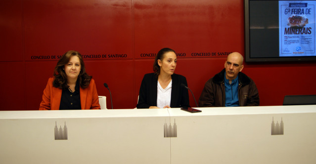 La concejala de Juventud, Noa Díaz, la gerente de Área Central, Sara Castedo, y el organizador de la 6ª Feira de Minerais, Alejandro Rodríguez, durante la presentación del evento