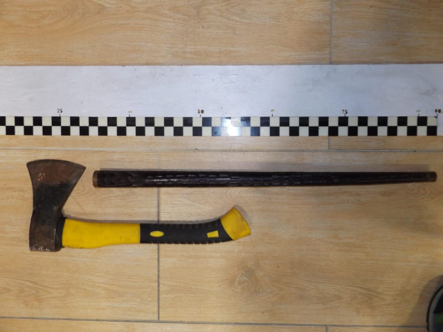 El machete y el bastón estoque con un punzón en el interior empleados para los robos