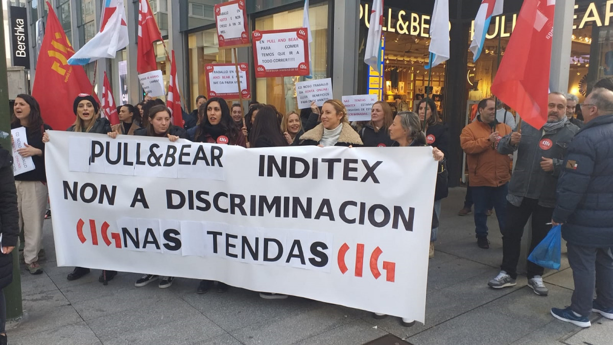 Concentración de trabajadores de Pull&Bear en demanda de mejoras laborales