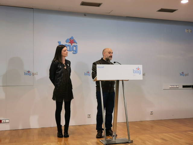 El diputado del BNG en el Congreso, Néstor Rego, junto a la parlamentaria autonómica Olalla Rodil en rueda de prensa.